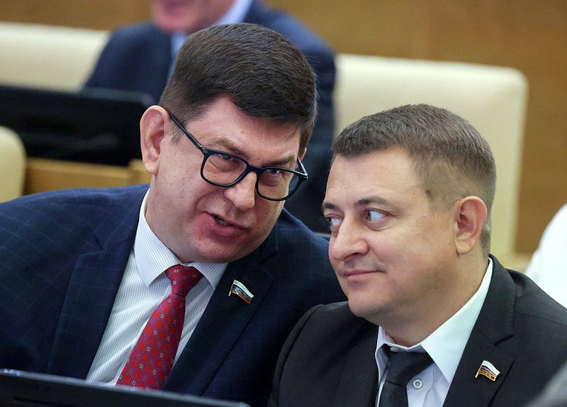 Член Комитета по просвещению Виктор Смирнов и член Комитета по вопросам собственности, земельным и имущественным отношениям Андрей Гимбатов