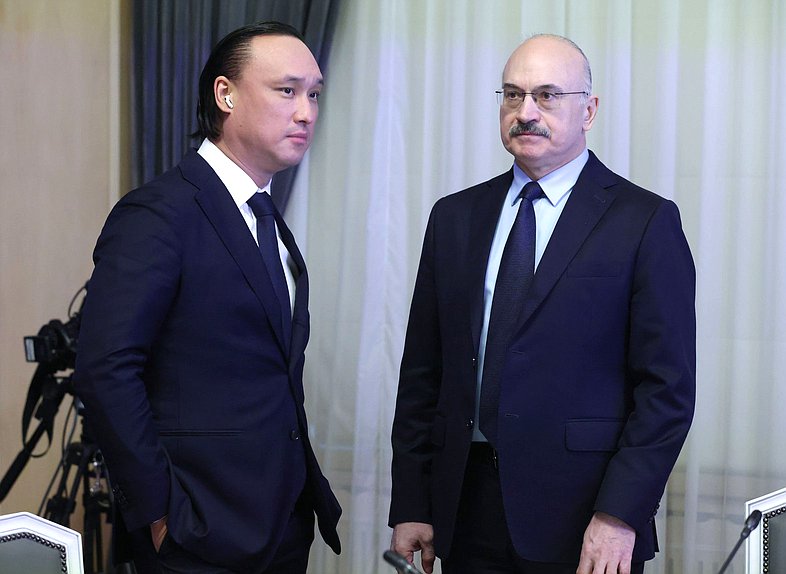 Председатель Комитета по туризму и развитию туристической инфраструктуры Сангаджи Тарбаев и Председатель Комитета по науке и высшему образованию Сергей Кабышев