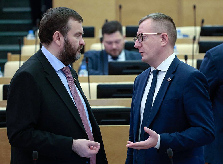 Член Комитета по конституционному, гражданскому законодательству и судоустройству Дмитрий Ворона и член Комитета по промышленности и торговле Виктор Николаенко