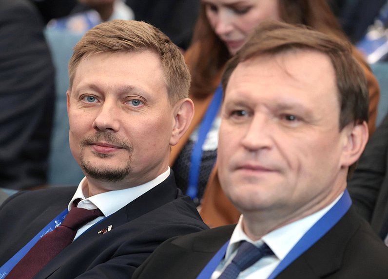 Заместитель Председателя Комитета по энергетике Владимир Плякин и Председатель Комитета по строительству и ЖКХ Сергей Пахомов