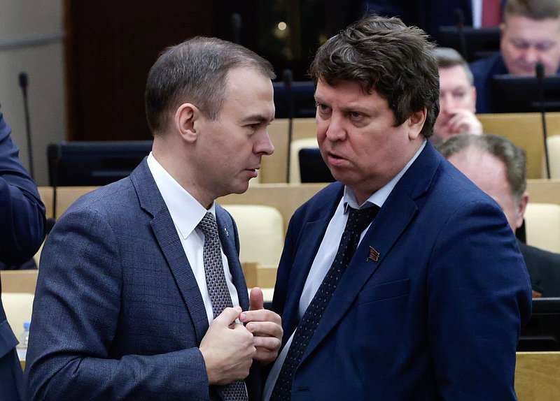 Первый заместитель Председателя Комитета по безопасности и противодействию коррупции Юрий Афонин и заместитель Председателя Комитета по региональной политике и местному самоуправлению Михаил Матвеев