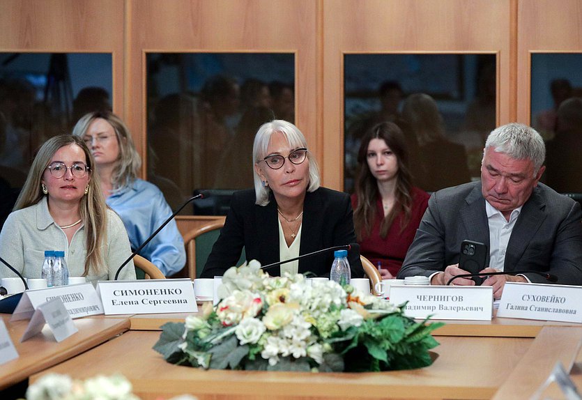 Первый заместитель Председателя Комитета по экономической политике Надежда Школкина (в центре)