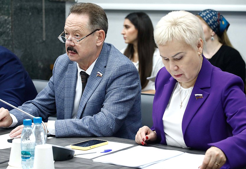 Член Комитета по развитию Дальнего Востока и Арктики Владимир Новиков и член Комитета по физической культуре и спорту Рима Баталова