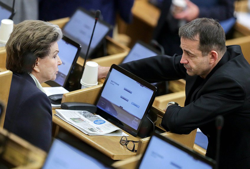 Член Комитета по международным делам Валентина Терешкова и Первый заместитель Председателя Комитета по культуре Дмитрий Певцов