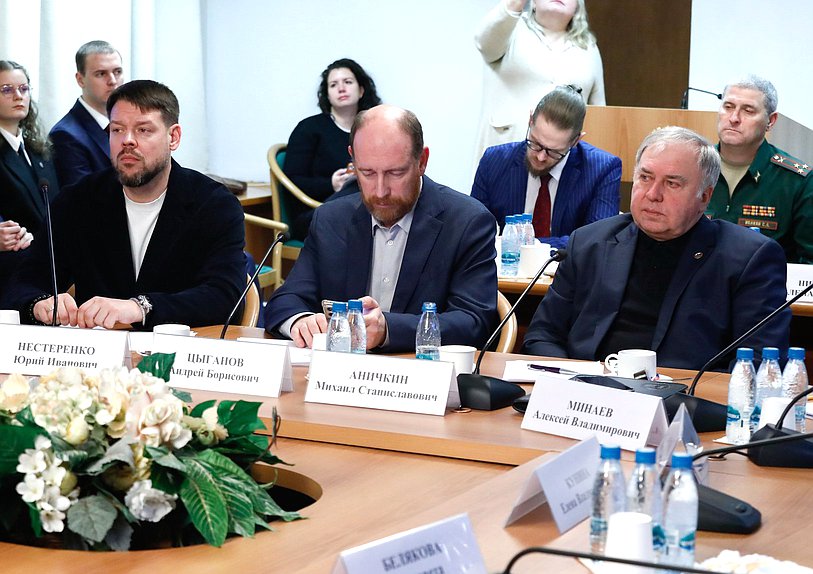 Круглый стол на тему «Интернет, мессенджеры и игры как поле информационной войны против детей: система защиты и регулирования»