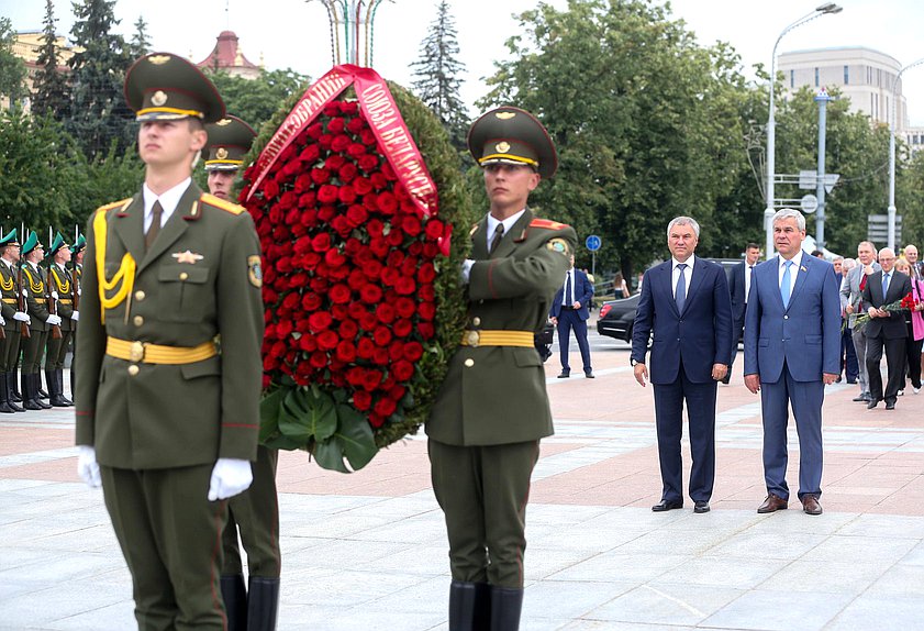 Ceremony of wreath laying to the Victory Monument in Minsk