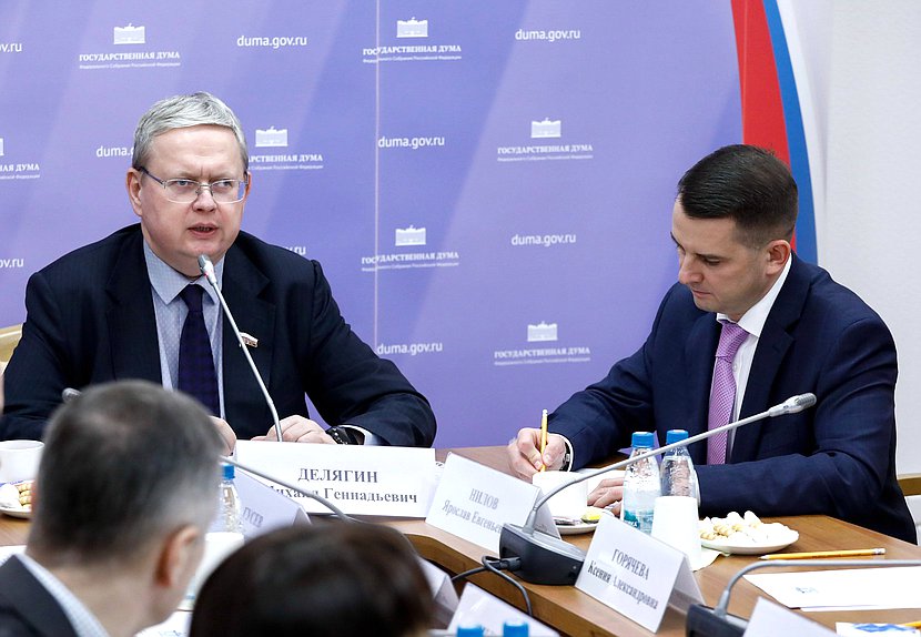 Заместитель Председателя Комитета по экономической политике Михаил Делягин и Председатель Комитета по труду, социальной политике и делам ветеранов Ярослав Нилов