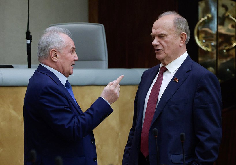 Член Комитета по безопасности и противодействию коррупции Николай Езерский и руководитель фракции КПРФ Геннадий Зюганов