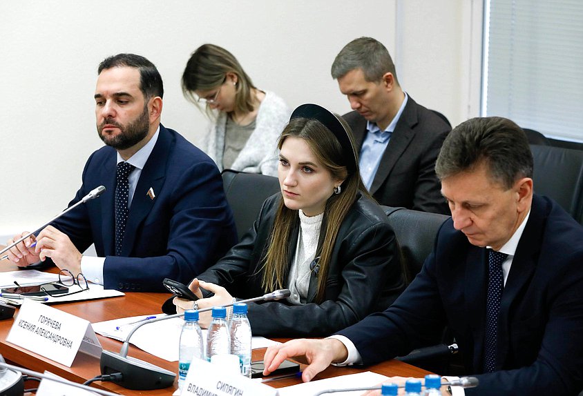 Первые заместители Председателя Комитета по науке и высшему образованию Александр Мажуга, Ксения Горячева и Владимир Сипягин