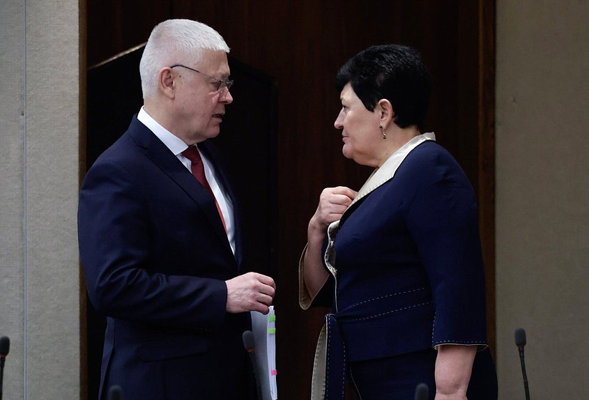 Председатель Комитета по безопасности и противодействию коррупции Василий Пискарев и член Комитета по культуре Ольга Германова