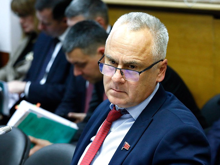 Член Комитета по бюджету и налогам Евгений Бессонов