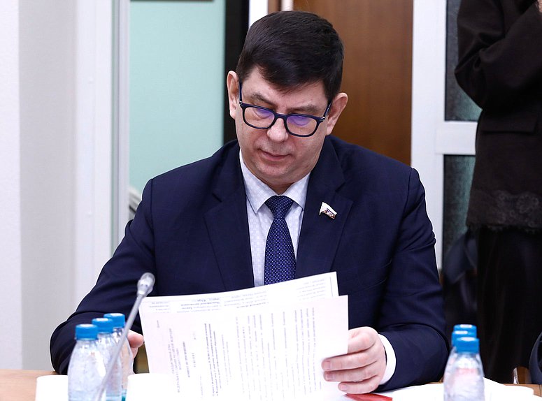 Член Комитета по просвещению Виктор Смирнов