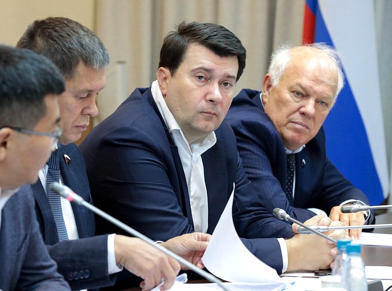 Заместители Председателя Комитета по экологии, природным ресурсам и охране окружающей среды Олег Лебедев и Анатолий Грешневиков