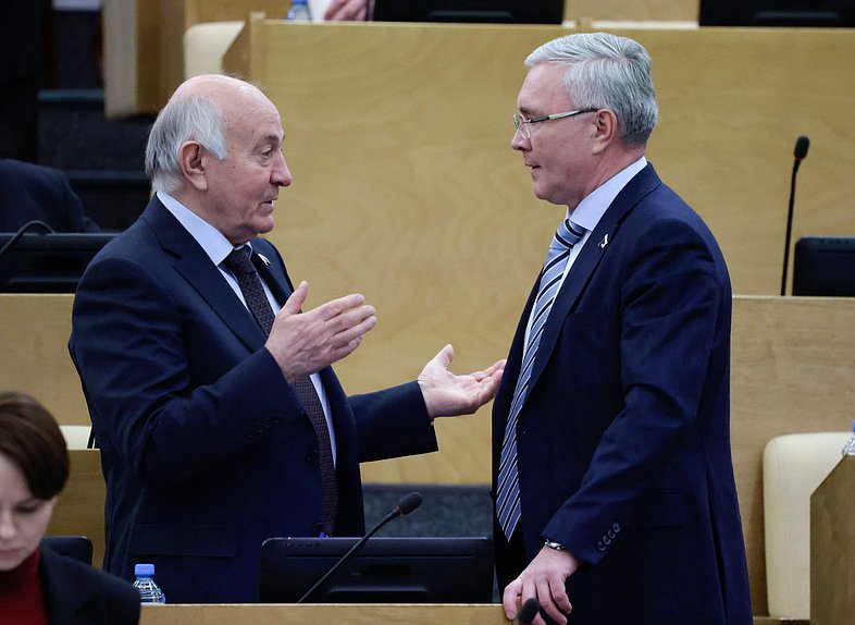 Заместитель Председателя Комитета по делам национальностей Николай Долуда и член Комитета по экономической политике Эдуард Кузнецов