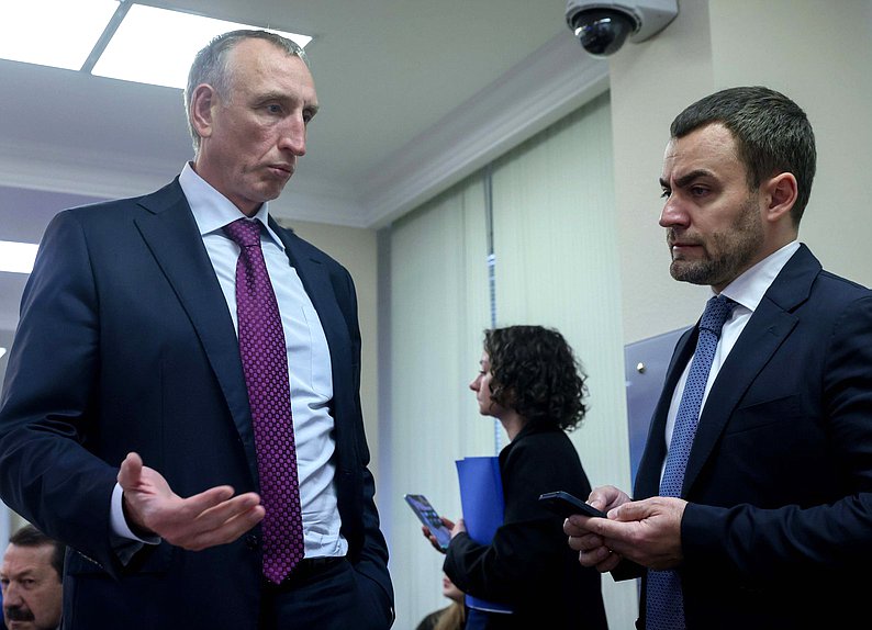 Первый заместитель Председателя Комитета по промышленности и торговле Александр Козловский (слева)