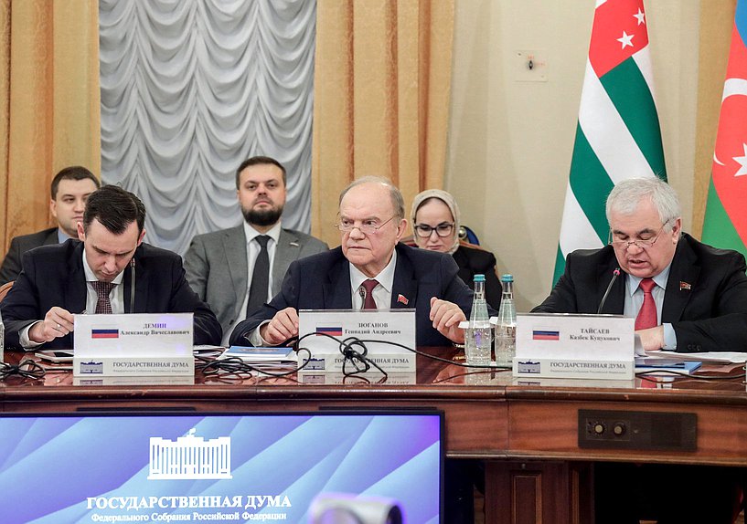 Председатель Комитета по малому и среднему предпринимательству Александр Демин, руководитель фракции КПРФ Геннадий Зюганов и Первый заместитель Председателя Комитета по делам СНГ, евразийской интеграции и связям с соотечественниками Казбек Тайсаев