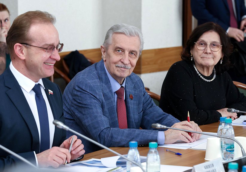 Члены Комитета по охране здоровья Михаил Кизеев, Николай Осадчий и Римма Утяшева