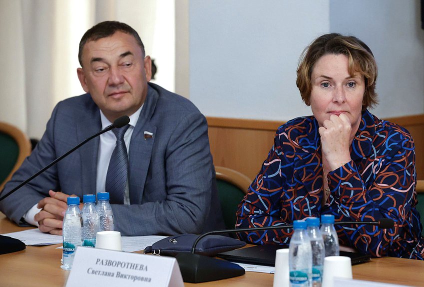 Член Комитета по строительству и ЖКХ Марат Нуриев и заместитель Председателя Комитета Светлана Разворотнева