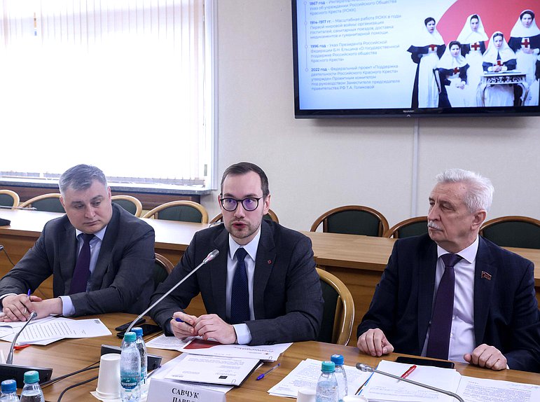 Член Комитета по охране здоровья Николай Осадчий (справа)