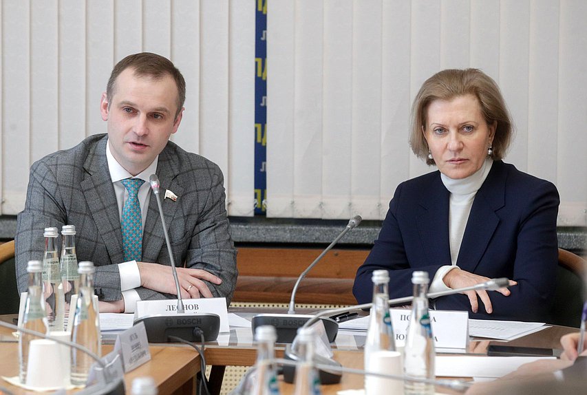 Председатель Комитета по охране здоровья Сергей Леонов и руководитель Роспотребнадзора — Главный санитарный врач РФ Анна Попова