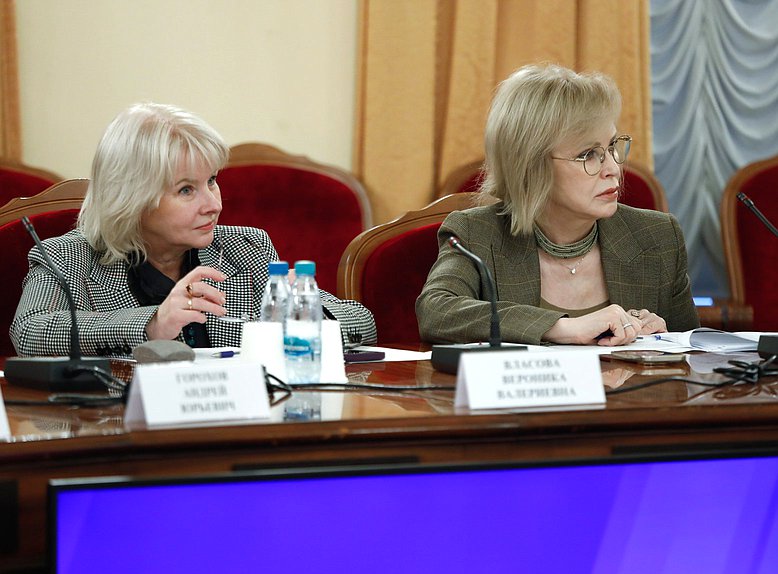 Член Комитета по охране здоровья Вероника Власова и заместитель Председателя Комитета Татьяна Соломатина