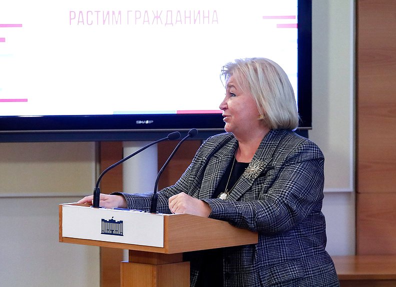 Заместитель Председателя Комитета по вопросам семьи, женщин и детей Елена Вторыгина