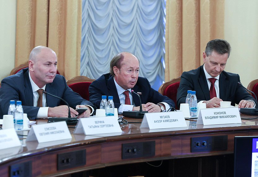 Руководитель Рособрнадзора Анзор Музаев, заместитель Председателя Комитета по науке и высшему образованию Владимир Кононов и Первый заместитель Председателя Комитета Владимир Сипягин