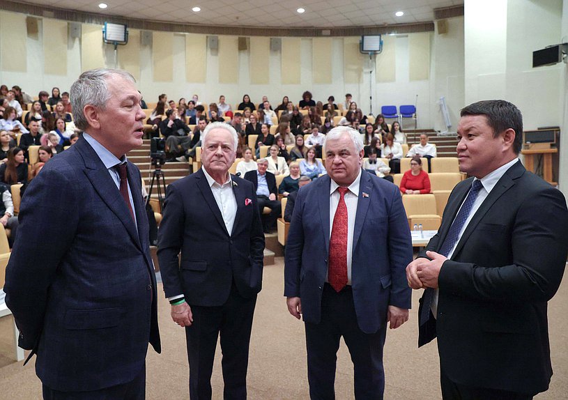 Председатель Комитета по делам СНГ, евразийской интеграции и связям с соотечественниками Леонид Калашников, Первый заместитель Председателя Комитета Казбек Тайсаев и заместитель Председателя Комитета по государственному строительству и законодательству Анатолий Лисицын
