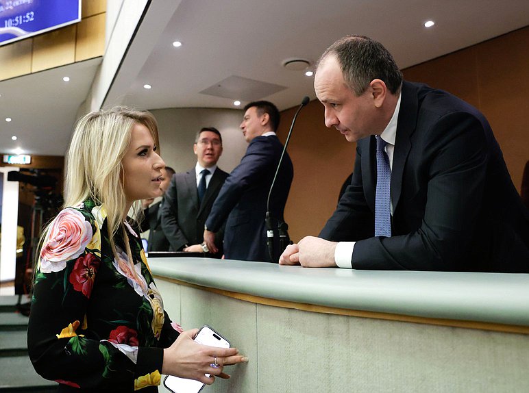 Председатель Комитета по развитию гражданского общества, вопросам общественных и религиозных объединений Яна Лантратова и Председатель Счетной палаты РФ Борис Ковальчук