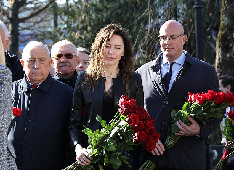 Председатель Комитета по развитию Дальнего Востока и Арктики Николай Харитонов, Первый заместитель Председателя Комитета по просвещению Алена Аршинова и заместитель Председателя Правительства РФ Дмитрий Чернышенко