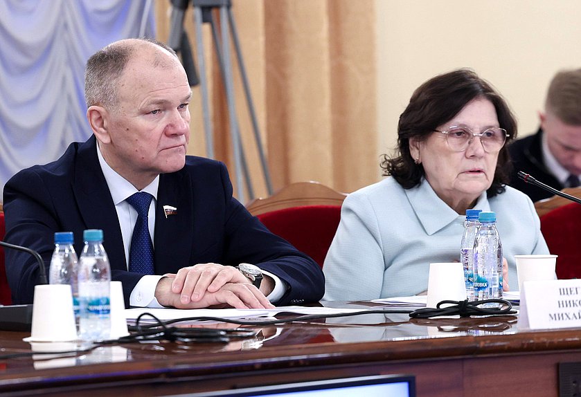 Члены Комитета по охране здоровья Николай Щеглов и Римма Утяшева