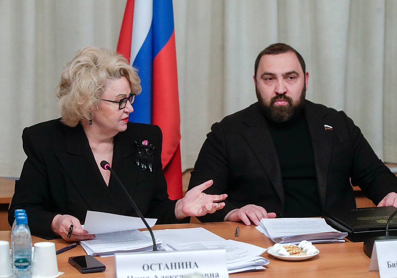 Председатель Комитета по защите семьи, вопросам отцовства, материнства и детства Нина Останина и член Комитета по охране здоровья Бийсултан Хамзаев