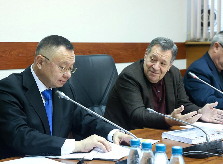 Министр строительства и ЖКХ РФ Ирек Файзуллин и Председатель Комитета по бюджету и налогам Андрей Макаров