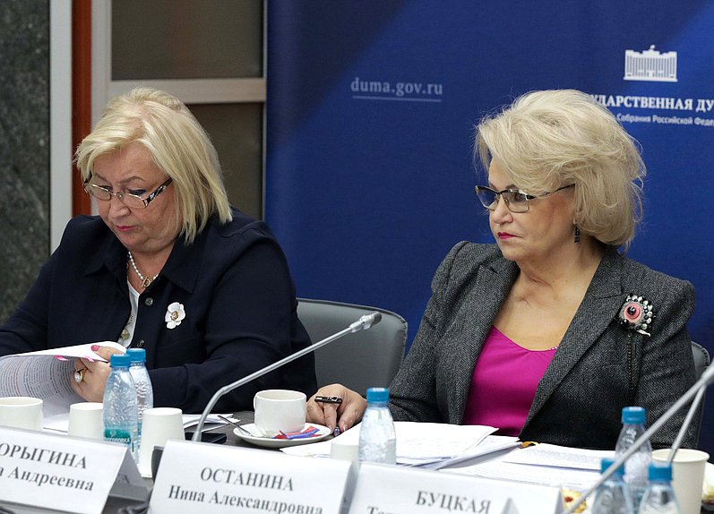Председатель Комитета по защите семьи, вопросам отцовства, материнства и детства Нина Останина и заместитель Председателя Комитета Елена Вторыгина