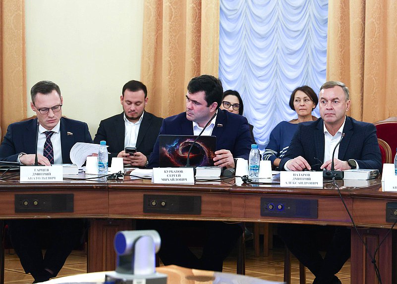 Члены Комитета по охране здоровья Дмитрий Гарцев, Сергей Курбатов и Дмитрий Назаров