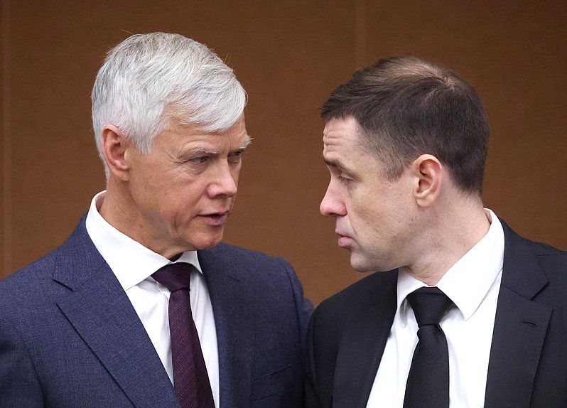 Председатель Комитета по защите конкуренции Валерий Гартунг и заместитель Председателя Комитета по строительству и ЖКХ Александр Аксененко