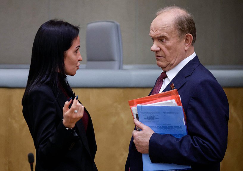 Член Комитета по делам национальностей Анастасия Удальцова и руководитель фракции КПРФ Геннадий Зюганов