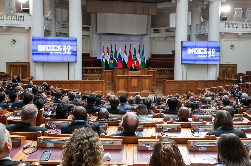 Presidente de la Federación Rusa, Vladimir Putin, interviene en el 10º Foro Parlamentario de los BRICS "El papel de los parlamentos en el fortalecimiento del multilateralismo para un desarrollo y una seguridad globales equitativos”