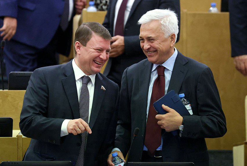 Член Комитета по транспорту и развитию транспортной инфраструктуры Сергей Еремин и член Комитета по экологии, природным ресурсам и охране окружающей среды Азат Ягафаров