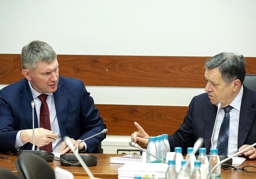 Министр экономического развития РФ Максим Решетников и Председатель Комитета по бюджету и налогам Андрей Макаров