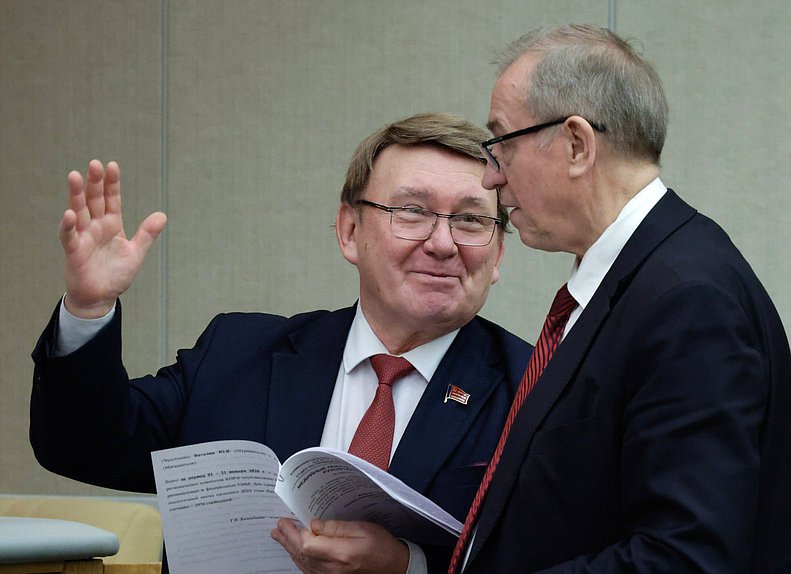 Член Комитета по вопросам собственности, земельным и имущественным отношениям Николай Иванов и Первый заместитель Председателя Комитета по энергетике Сергей Левченко