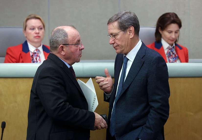 Член Комитета по бюджету и налогам Виктор Селиверстов и Первый заместитель Председателя Государственной Думы Александр Жуков