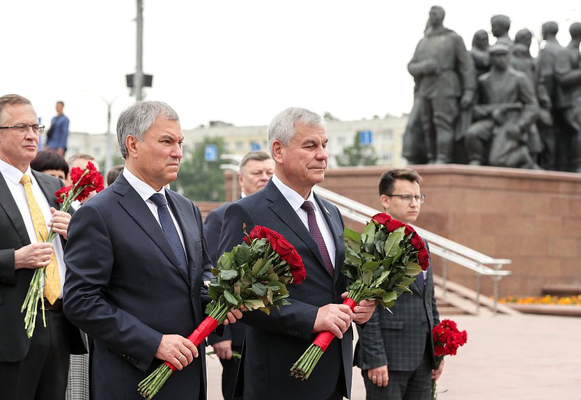 Председатель Государственной Думы Вячеслав Володин, Председатель Палаты представителей Национального собрания Республики Беларусь Владимир Андрейченко и депутаты возложили цветы к Мемориальному комплексу в честь советских воинов-освободителей, партизан и подпольщиков Витебщины