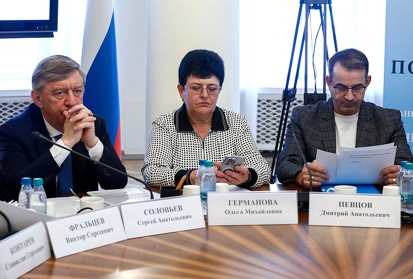 Члены Комитета по культуре Сергей Соловьев и Ольга Германова и Первый заместитель Председателя Комитета Дмитрий Певцов