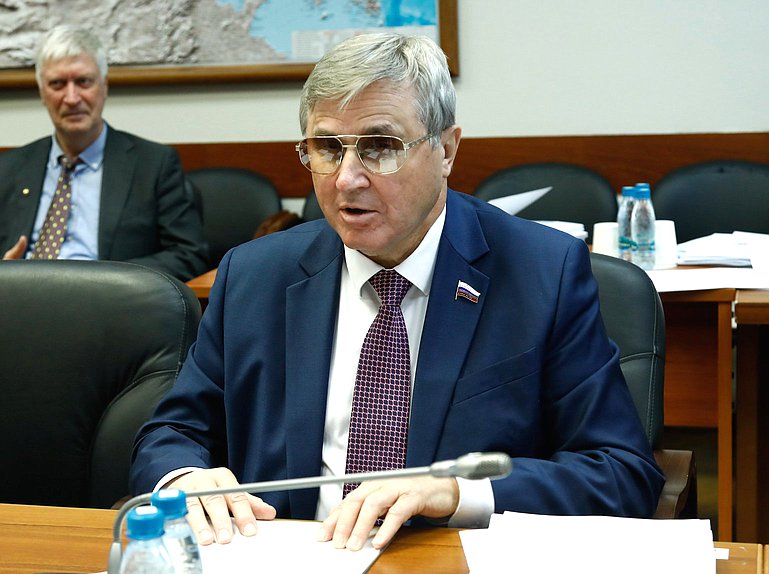 Первый заместитель Председателя Комитета по науке и высшему образованию Олег Смолин