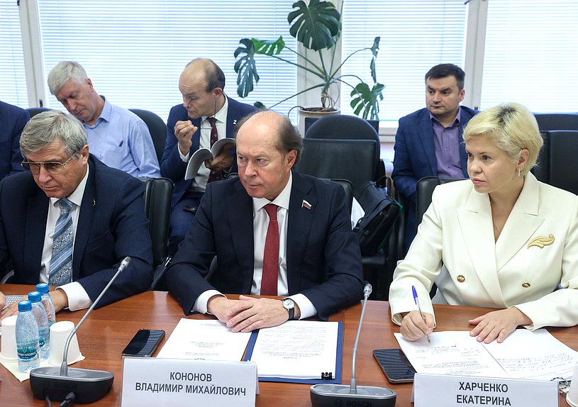 Первый заместитель Председателя Комитета по науке и высшему образованию Олег Смолин и заместители Председателя Комитета Владимир Кононов и Екатерина Харченко