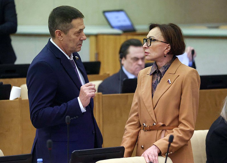 Член Комитета по транспорту и развитию транспортной инфраструктуры Александр Щербаков и член Комитета по обороне Татьяна Кусайко