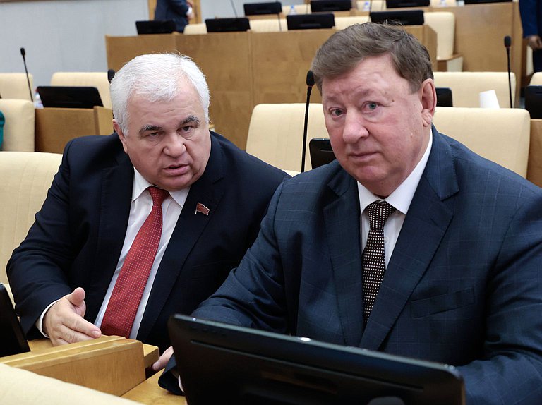 Члены фракции КПРФ Казбек Тайсаев и Председатель Комитета по аграрным вопросам Владимир Кашин