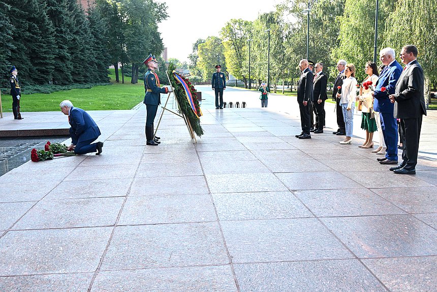 Flowers-laying ceremony at the Tomb of the Unknown Soldier with participation of delegations taking part in the International Parliamentary Conference “Russia – Latin America”