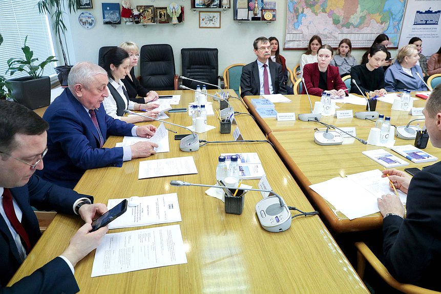 Круглый стол Комитета по развитию Дальнего Востока и Арктики на тему «Жизненные стратегии молодежи российской Арктики и Дальнего Востока: факторы формирования и перспективы реализации»